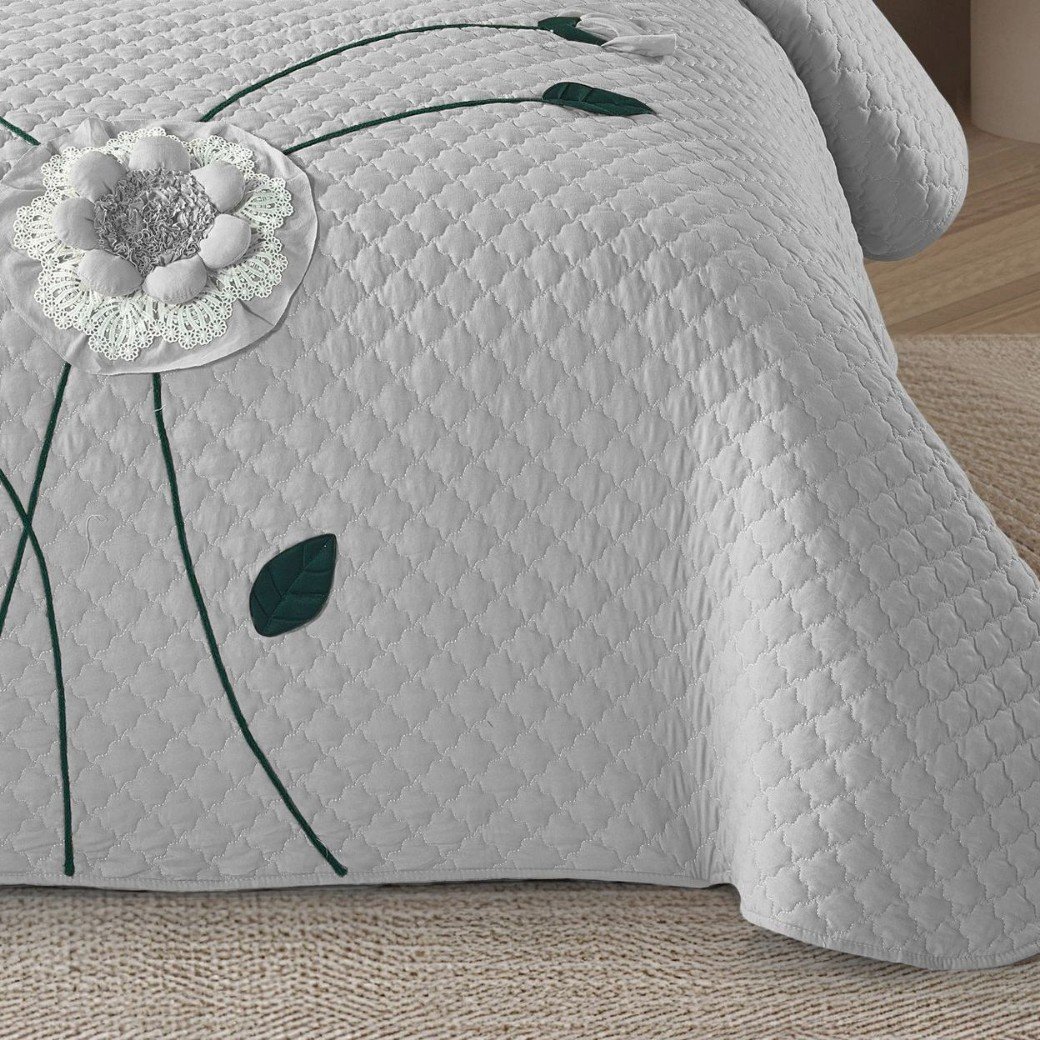 Lace Hand-Embroidered Four-Color Flower Quilted Quilt - Image 2