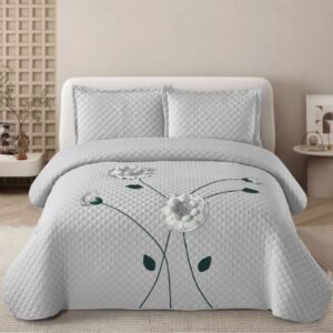 Lace Hand-Embroidered Four-Color Flower Quilted Quilt